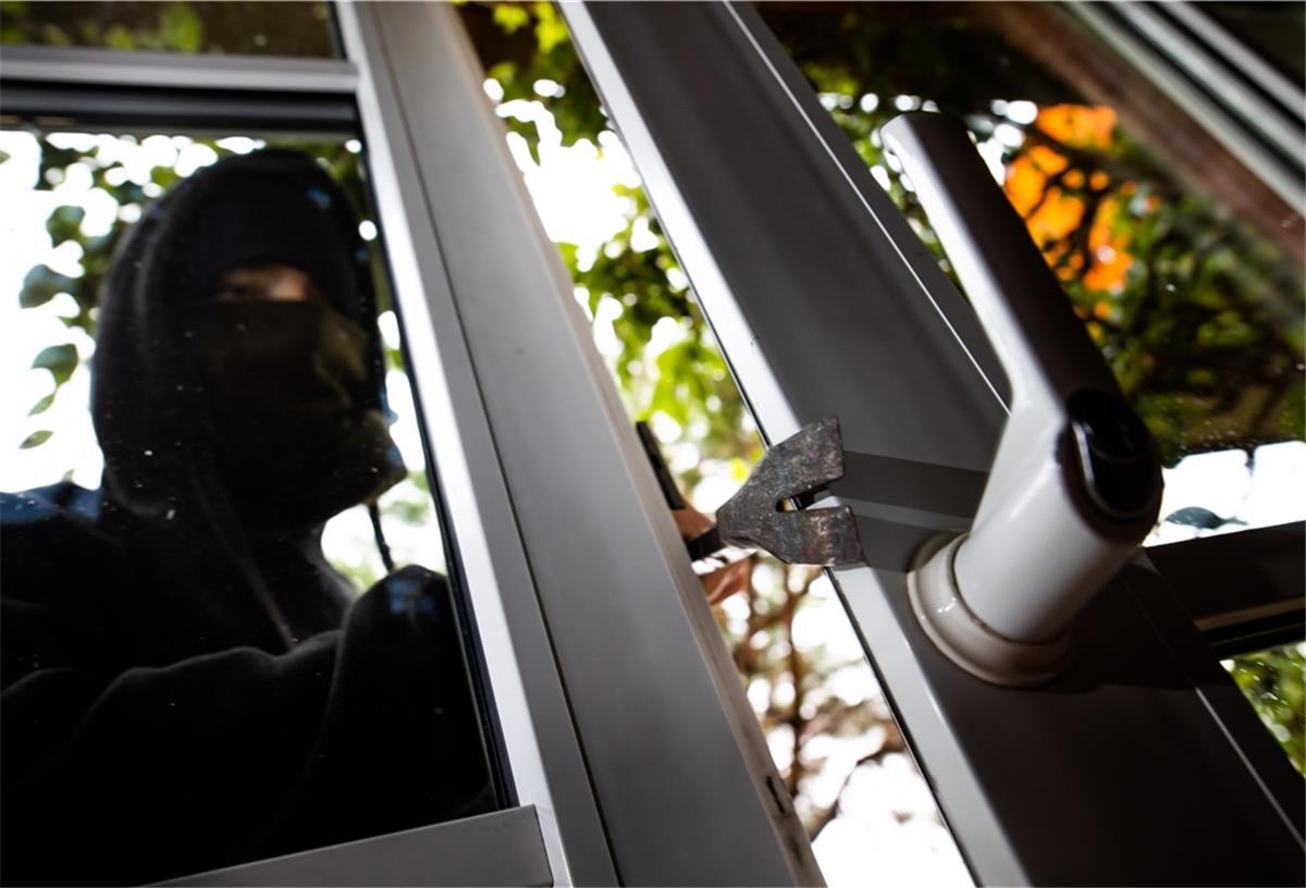 In der Nacht zum Samstag sind unbekannte Täter in zwei Wohnhäuser in Wilstedt eingebrochen. Die Einbrecher hebelten Fenster auf und entwendeten Bargeld und Schmuck.
