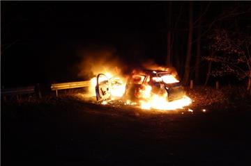 In der Nacht zum Sonntag ist auf dem Parkplatz Ackmann im Dorumer Weg  ein Auto ausgebrannt.