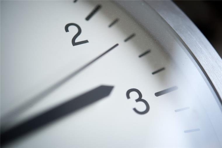 Zeitumstellung am Wochenende - schon das letzte Mal? In der Nacht zum Sonntag wird die Uhr zurück auf Winterzeit gestellt.