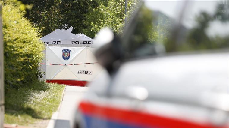 Nach Amoklauf in Graz: TV-Sender ändern Programm In der Nähe der Schule wurde ein Sichtschutz aufgebaut.