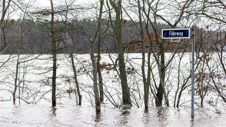 In der Nähe vom Ortsteil Jeversen der Gemeinde Wietze im Landkreis Celle ist die Aller über die Ufer getreten.