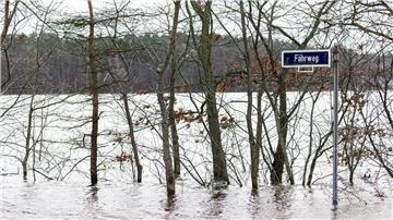 In der Nähe vom Ortsteil Jeversen der Gemeinde Wietze im Landkreis Celle ist die Aller über die Ufer getreten.