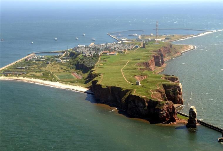Bundespolizei untersucht Ölfilm nahe Helgoland Die Hochseeinsel Helgoland (Luftaufnahme).
