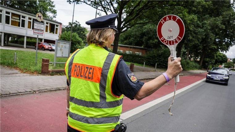 In der Nähe von Schulen sollten Autofahrer und -fahrerinnen besonders vorsichtig fahren - doch nicht alle tun das. (Archivbild)