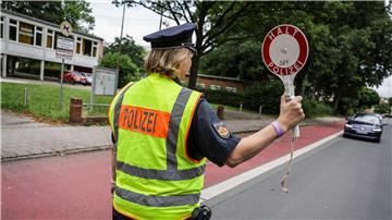 In der Nähe von Schulen sollten Autofahrer und -fahrerinnen besonders vorsichtig fahren - doch nicht alle tun das. (Archivbild)