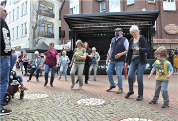 In der Nordenhamer Fußgängerzone wird getanzt.