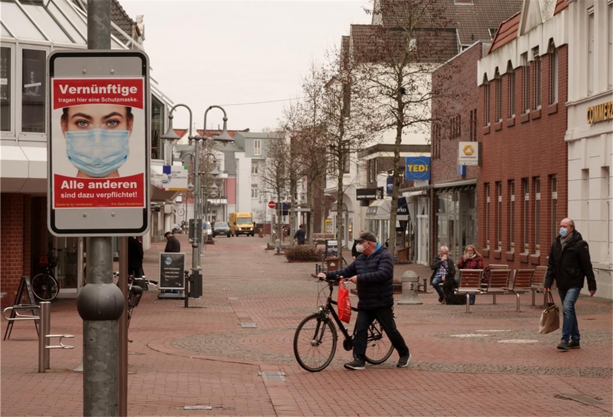Corona in der Wesermarsch: 63 Neuinfektionen und Verstöße In der Nordenhamer Innenstadt hat die Polizei einen Mann ohne Maske angesprochen. Der 23-Jährige kündigte an, auch fortan keine Maske tragen zu wollen.