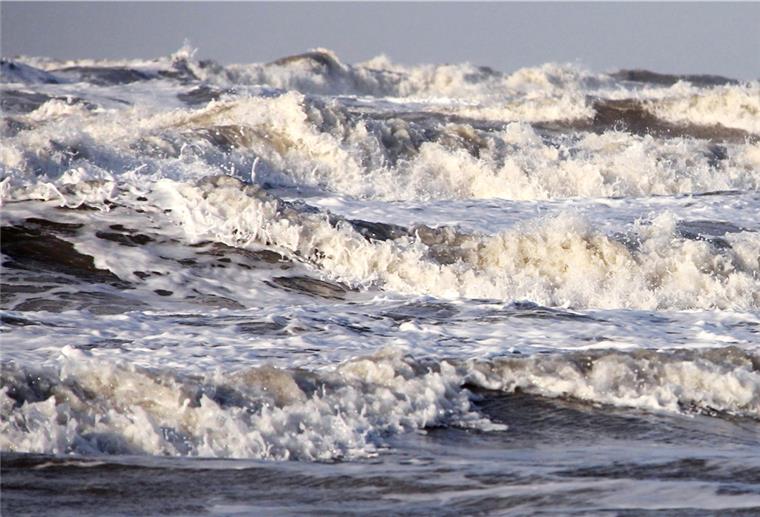 Frachter vor Juist manövrierunfähig Starke Brandung der Nordsee schlägt an den Strand.