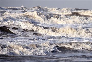 Starke Brandung der Nordsee schlägt an den Strand. 