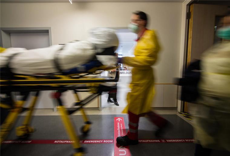 Ein Patient wird auf einer Trage geschoben.