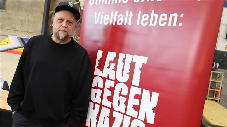 In der Öffentlichkeit, etwa durch sein Engagement im Hamburger Verein „Laut gegen Nazis“, setzt sich Smudo gegen Rechtsextremismus ein.