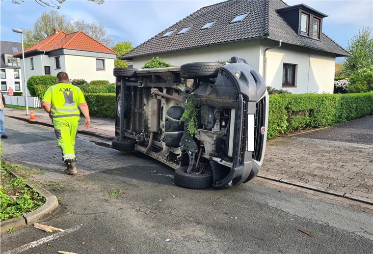 Nordenham: Unachtsamkeit endet mit Unfall In der Oststraße in Nordenham ist ein Kleintransporter auf die Seite gekippt.