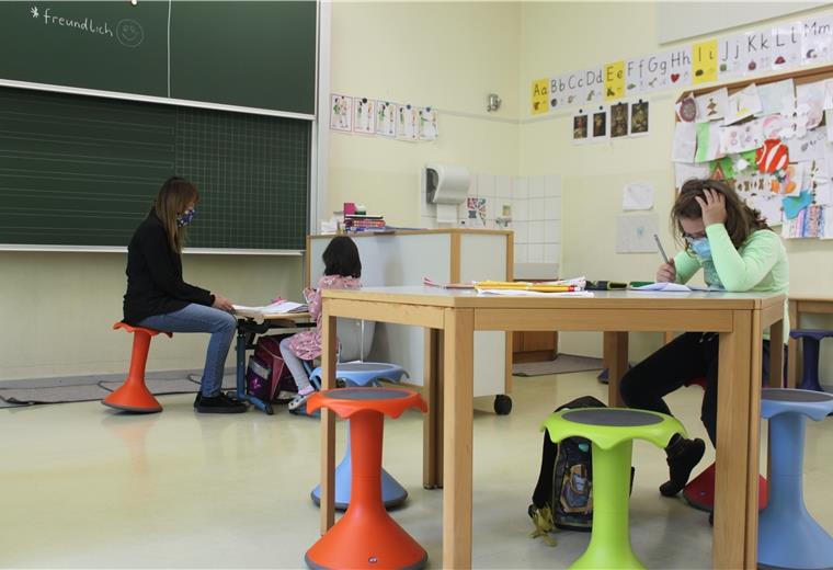 Betreuungsangebote in der Not In der „pädagogischen Insel“ lernt Jasmin Di Massimo zusammen mit Kyara und Samy (von links) an der Grundschule Nordholz.