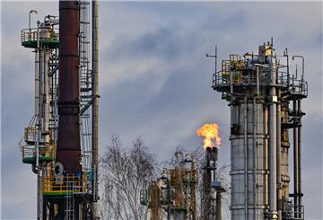 In der PCK-Raffinerie GmbH wird überschüssiges Gas in der Rohölverarbeitungsanlage verbrannt. Nach Plänen der EU-Kommission sollen die russischen Öllieferungen in die Europäische Union bereits Anfang nächsten Jahres weitestgehend eingestellt sein.