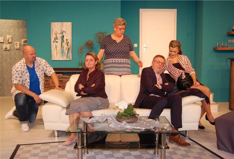 Brake: Theatergenuss einmal ohne Maske In der Penthouse-Wohnung eines Ehepaares geht es turbulent zu (von links): Frank Schellstede, Anne Schröder, Dagmar Heeren-Schenk, Detlef Gerdes und Tess Nickelsen sind die Akteure in der Komödie.