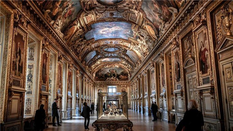 Louvre-Einbrecher stehlen Beute von „historischem Wert“ In der prachtvollen Galerie d’Apollon im Louvre wird kostbarer Schmuck ausgestellt. (Archivbild)