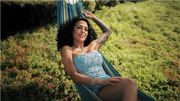 In der Reality-Show zieht eine sogenannte Single-Lady - nun also Miras - mit vielen flirtwilligen Männern in eine luxuriöse Villa in Griechenland. 
