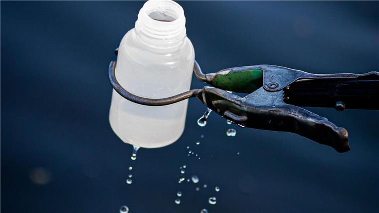 Badeverbot wegen Bakterienbelastung: Eixer See in Peine In der Region Hannover wird zur Überwachung der Wasserqualität eine Wasserprobe genommen.