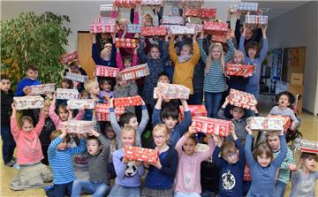 In der Rhader Grundschule sind 47 Pakete für die Aktion „Weihnachten im Schuhkarton“ von Kindern für Kinder an das Helferteam übergeben worden.  