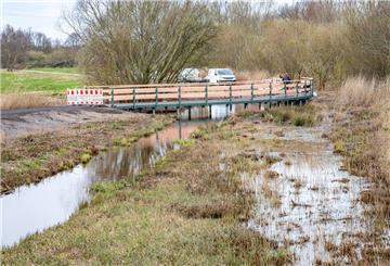 Neue Brücke für Fußgänger und Radfahrer in der Rohrniederung.