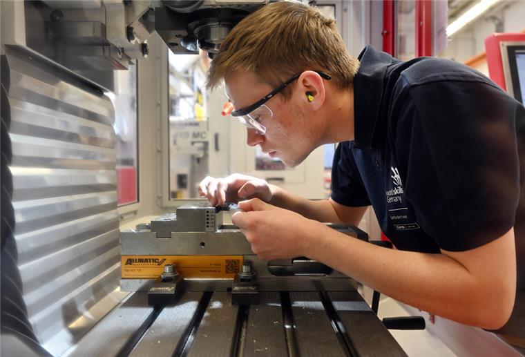 Viele Ausbildungsplätze in Bremerhaven noch unbesetzt In der Rohstoffgewinnung, Produktion und Fertigung ist die Zahl der unbesetzten Ausbildungsstellen um 28,6 Prozent auf aktuell 108 angestiegen.