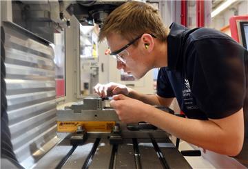 In der Rohstoffgewinnung, Produktion und Fertigung ist die Zahl der unbesetzten Ausbildungsstellen um 28,6 Prozent auf aktuell 108 angestiegen.