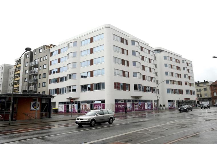 In der Rossmann-Filiale in der Grashoffstraße hat ein Ladendieb eine Waffe gezückt und die Verkäuferinnen bedroht.