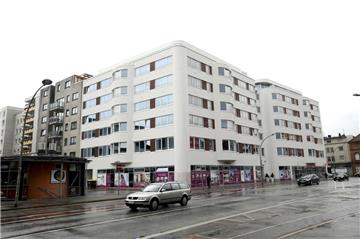 In der Rossmann-Filiale in der Grashoffstraße hat ein Ladendieb eine Waffe gezückt und die Verkäuferinnen bedroht.