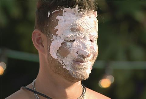 In der RTL2-Liebesvilla sind Gesichtsmasken sehr gefragt. Luca aus Debstedt hat hier allerdings eine Torte ins Gesicht bekommen.