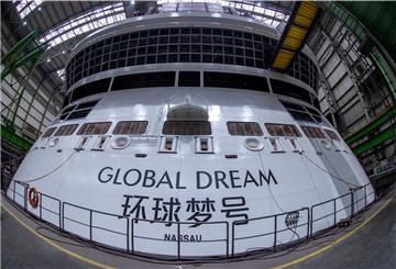 In der Schiffbauhalle der MV Werften liegt das im Bau befindliche Kreuzfahrtschiff „Global Dream“ im Baudock