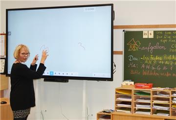 In der Schule gibt es jetzt digitale Tafeln. Schulleiterin Christine Thaden-Decken zeigt, wie diese funktionieren.