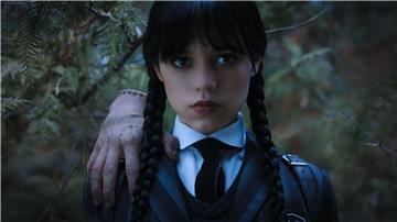 In der Serie studiert Wednesday Addams (Jenna Ortega) an der Nevermore-Akademie und entdeckt dort ihre Superkräfte.