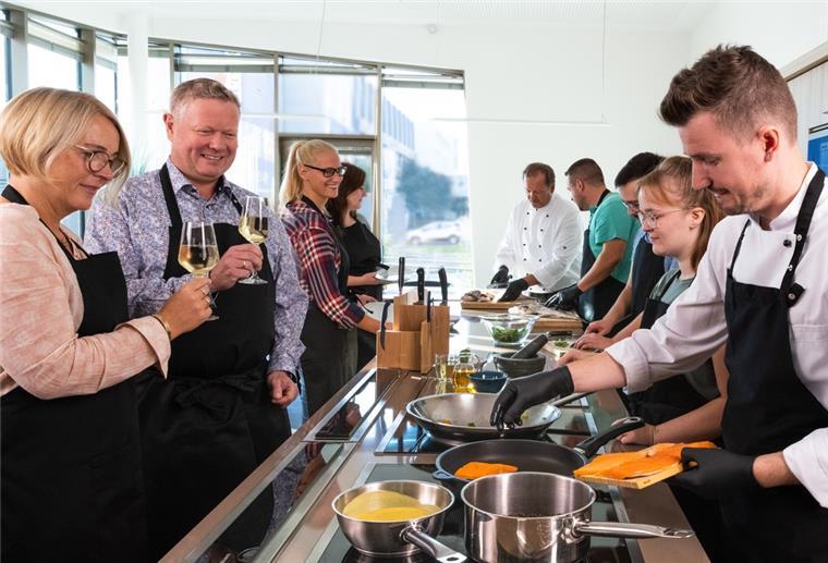 Menschen kochen miteinander