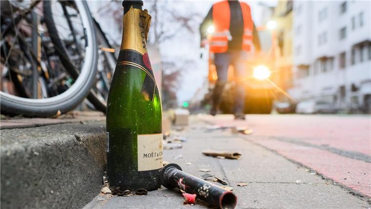 Brände und Handverletzungen zum Jahreswechsel In der Silvesternacht rücken die Feuerwehren zu vielen kleinen und einigen großen Einsätzen aus.