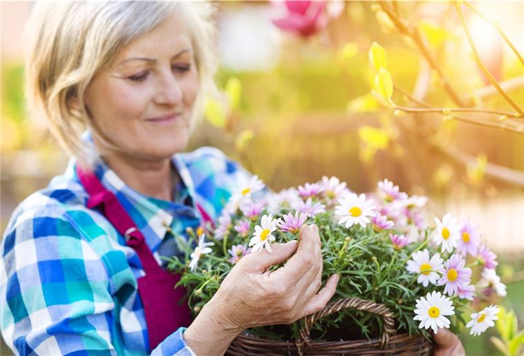 Gartentipps fürs Frühjahr! Frau bei Gartenarbeit