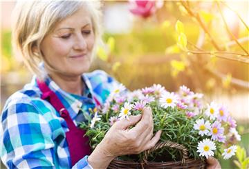 Frau bei Gartenarbeit