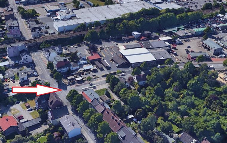 In der Spadener Straße sind ein Autofahrer und ein Radfahrer zusammengestoßen.