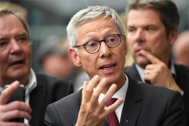 Angriff aus der SPD gegen den Wahlverlierer Carsten Sieling Jetzt geht es los: In der SPD regt sich Widerstand gegen Wahlverlierer Carsten Sieling: Dieter Reinken fordert seinen Rückzug.