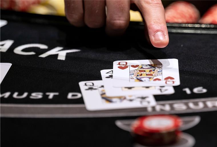 Spielbank Bremen: Senat billigt Wechsel des Eigentümers In der Spielbank Bremen wird das Klassische Spiel mit American Roulette, Black Jack und Poker sowie das Automatenspiel angeboten.