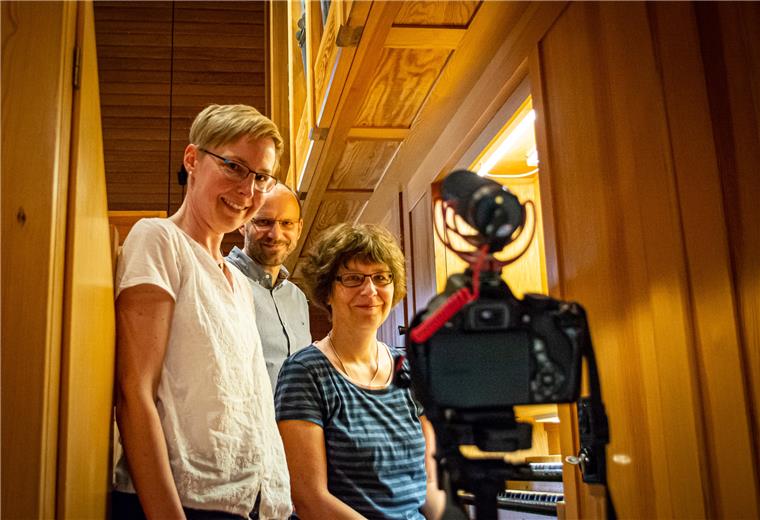 So trotzen Langener Pastoren den Gottesdienst-Auflagen In der St. Petri-Kirchengemeinde in Langen haben sie während der Corona-Pause die Sonntags-Andacht als Podcast inklusive Orgelspiel ins Internet gestellt. Im Bild (von links): Pastorin Almut Berndt, Pastor Marcus Berndt und Kirchenmusikerin Sylvia Schollmeyer.