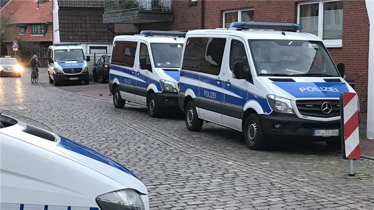Versuchte Erpressung: Hausdurchsuchungen in Cuxhaven In der Straße Kleine Hardewiek in Cuxhaven gab es am Donnerstagmorgen einen Polizeieinsatz.