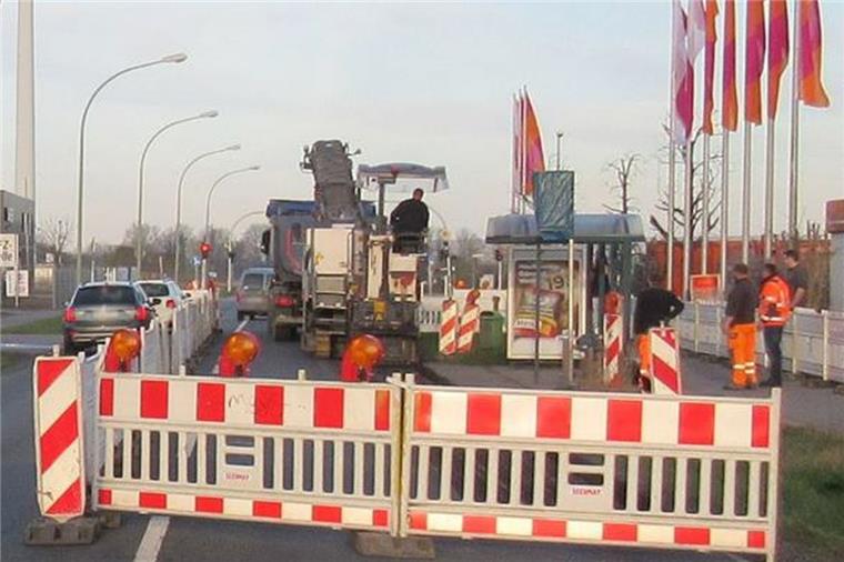 Verkehrsbehinderung im Fischereihafen: Bushaltestelle wird umgebaut In der Straße Seeborg werden die beiden Bushaltestellen "Hornbach" barrierefrei umgebaut. Nun ist die Südseite (Fahrtrichtung Weserstraße) an der Reihe.