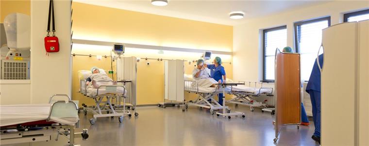 In der „Tagesklinik am Meer“ mieten niedergelassene Ärzte OP- und Behandlungsräume für ambulante Operationen ihrer Patienten und nutzen die vorhandenen fachmedizinische Anlagen. In der Klinik hat man sich auf Anästhesien spezialisiert.