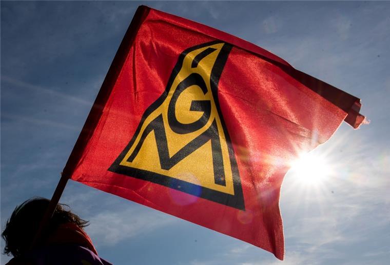 Tarifrunde in Bremen: Metaller fordern acht Prozent Lohnplus Eine Flagge der IG Metall weht im Wind.