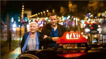 In der Tragikomödie „Im Taxi mit Madeleine“ spielen Dany Boon und Line Renaud ein ziemlich ungleiches Paar. 