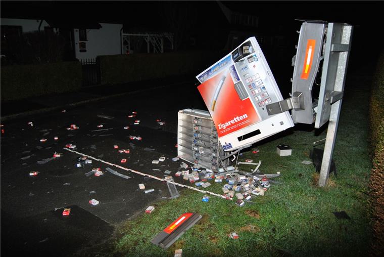 Zigarettenautomat in Eckernfeld gesprengt In der vergangenen Nacht ist in der Abbestraße im Ortsteil Eckernfeld dieser Zigarettenautomat gesprengt worden.