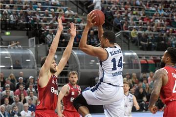 In der vergangenen Saison hatten Ivan Elliott (Zweiter von rechts) und die Eisbären beim Hanse-Game keine Chance gegen die Bayern. Das soll am Sonntag anders werden. Foto Scheer