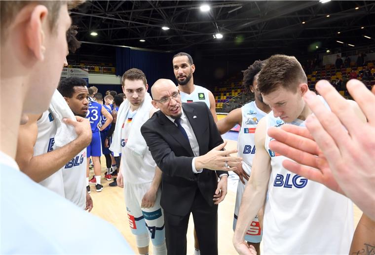Assistenztrainer Smith hält den Eisbären die Treue In der vergangenen Saison musste Allen Ray Smith einmal sogar die Cheftrainer-Rolle übernehmen, weil Headcoach Michael Mai nach dem dritten Technischen Foul vom Heimspiel gegen Schalke 04 ausgeschlossen wurde.