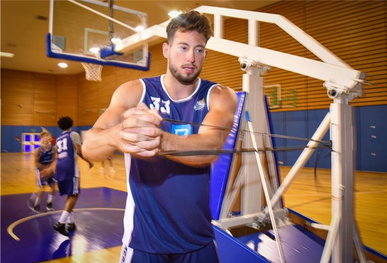 Theis hofft auf Revanche gegen die Eisbären In der vergangenen Saison stählte Sis-Marlon Theis noch in Bremerhaven seine Muskeln. Doch nach der ProA-Vizemeisterschaft mit den Eisbären wechselte der gebürtige Hamburger zu den Rostock Seawolves.