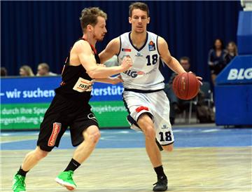 In der vergangenen Saison trafen Ulms Spielmacher Per Günther (links) und Lars Wendt zweimal aufeinander. Beide Male hatten die Eisbären das Nachsehen. Foto Scheer